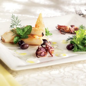 Salade de petits calamars et olives avec une vinaigrette au yaourt et mesclun