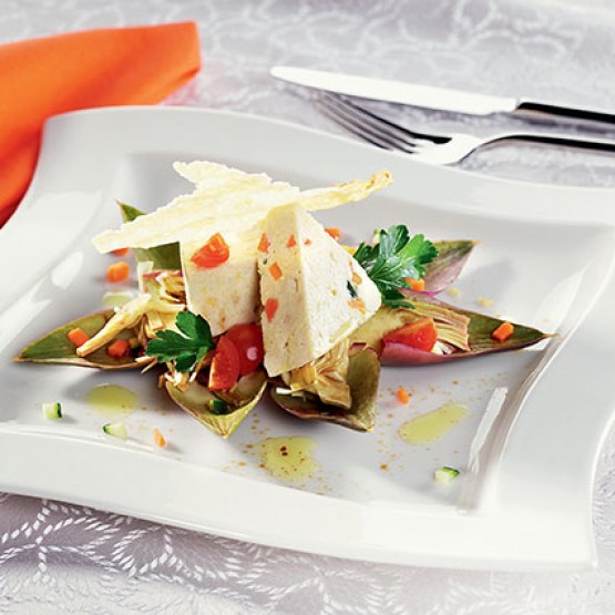 Terrine de poulet et de légumes accompagnée d'une salade d'artichauts et d'une tuile de grana padano