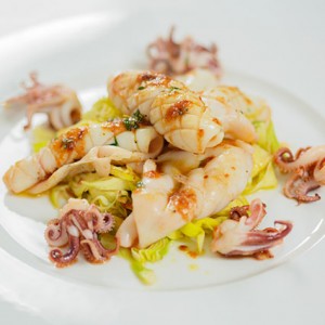 Calamars grillés sur une petite salade d'artichauts