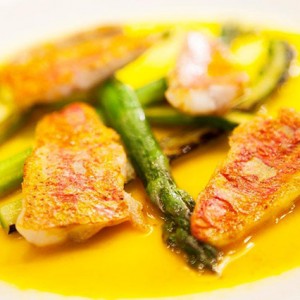 Zeebarbeel met asperges